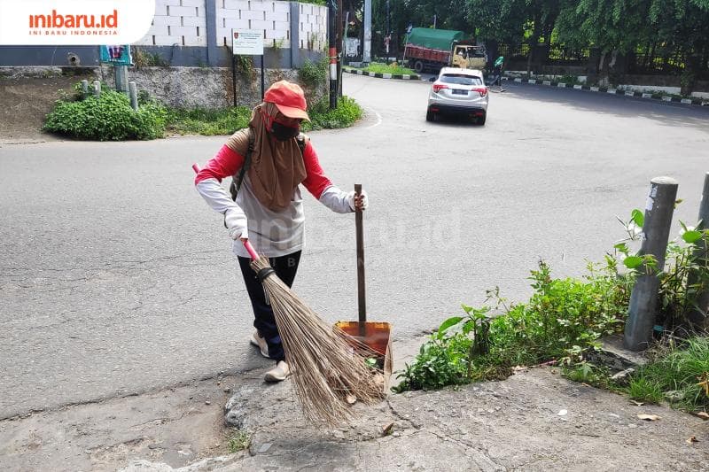 Para penyapu jalanan adalah sosok di balik bersihnya sudut-sudut jalanan. (Inibaru.id/Bayu N)