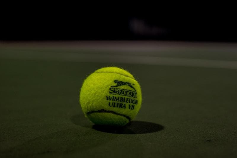 Bola untuk bermain kasti justru memakai bola tenis lapangan, bukan bola untuk softball atau baseball. (Flickr/llee_wu)