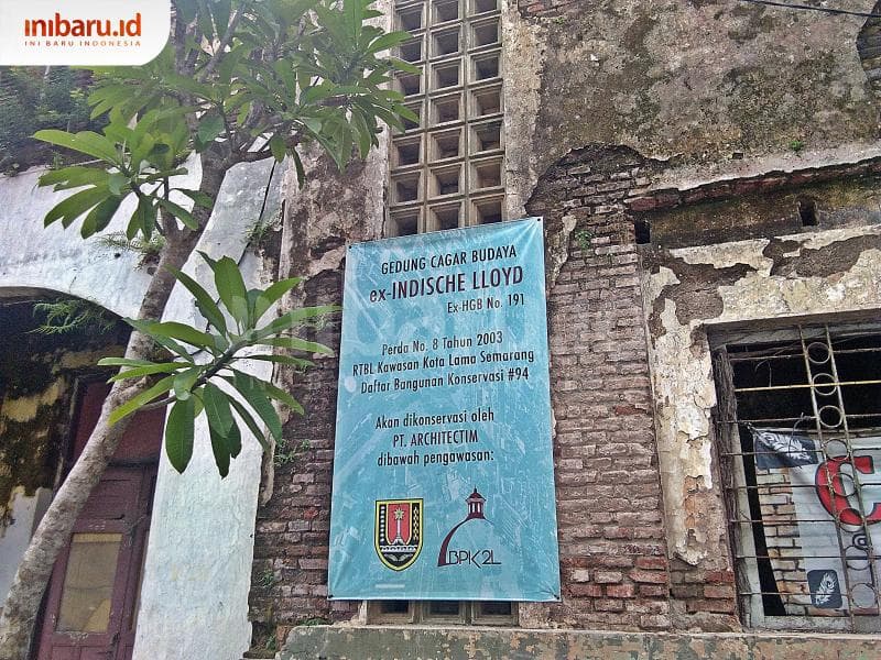 Dari balkon bisa terlihat gedung lain, seperti Indische Lloyd. (Inibaru.id/ Isma Swastiningrum)<br>