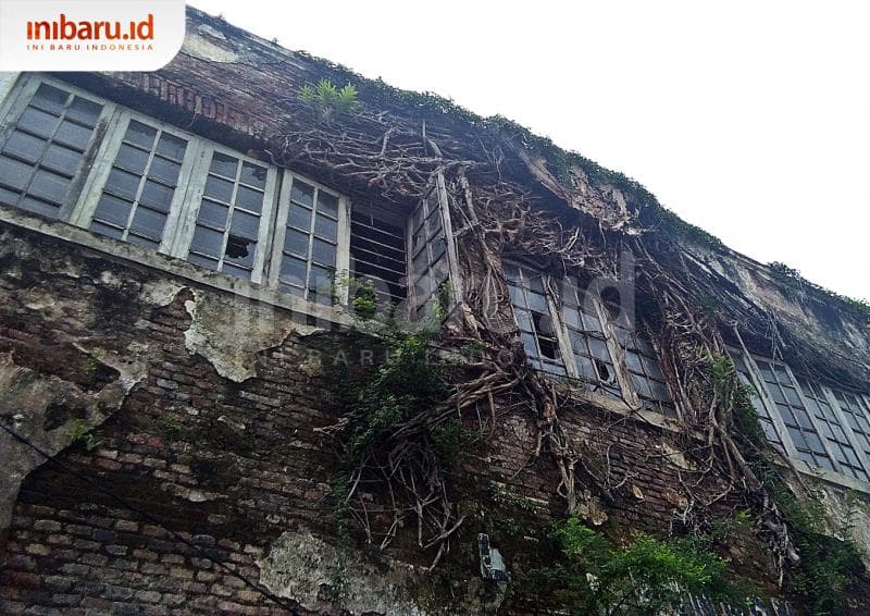 Bangunan di sekitar Soesmans Kantoor yang bisa kamu lihat dari balkon di lantai 2. (Inibaru.id/ Isma Swastiningrum)