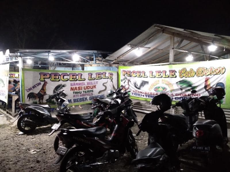 Pecel lele Lamongan, nggak pernah memakai bumbu pecel, digemari warga Ibu Kota. (Twitter/amirwawan_)