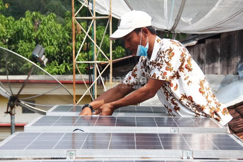 Pengecekan dan perawatan panel tenaga surya dilakukan berkala.<br>