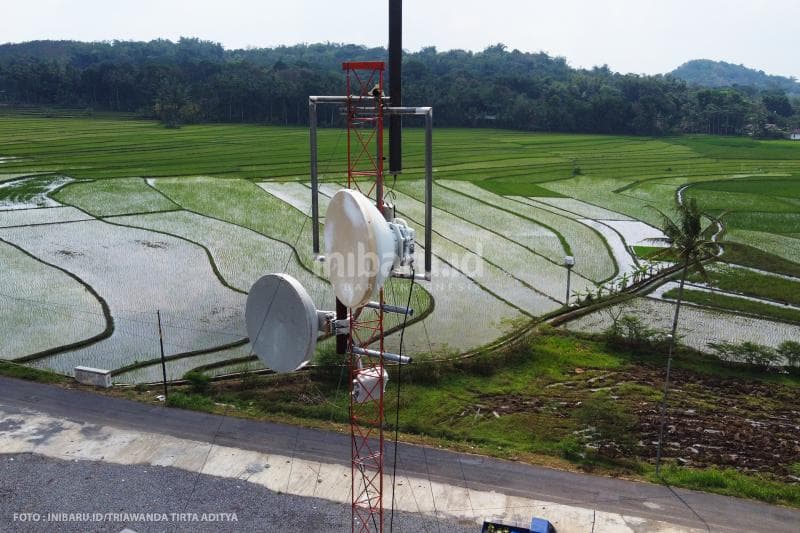Microwave berdiri di atas tower untuk menyebarkan sinyal ke berbagai daerah.<br>