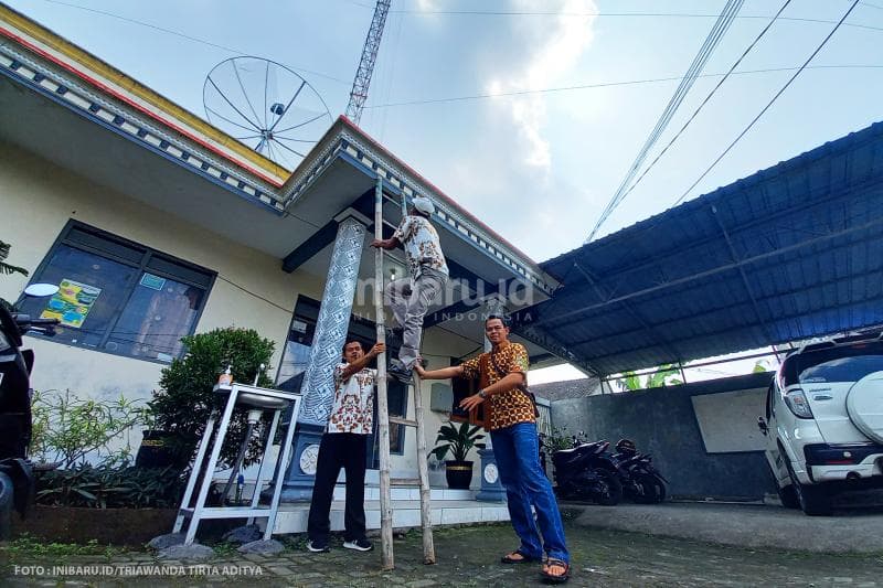 Kerja sama dengan perangkat desa untuk bergotong-royong swasembada internet.<br>