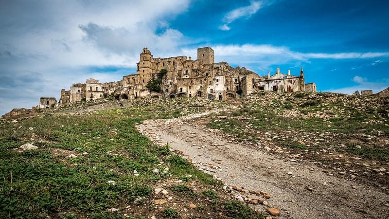 Craco, kota indah di atas perbukitan yang ditinggalkan penduduknya karena rawan bencana. (Flickr/

Giuseppe Milo)