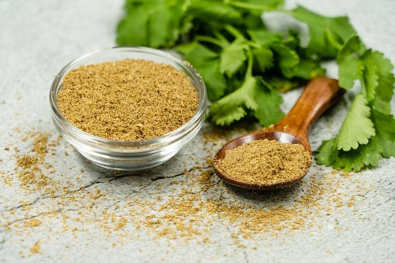 Daun ketumbar, bentuknya berbeda dari peterseli dan seledri. (Flickr/

Formulate Health)