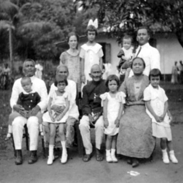 Potret 'Belanda Depok', orang-orang pribumi yang bergaya hidup ala Belanda. Mereka berhubungan dengan Cornelis Chastelein, tuan tanah sekaligus pendiri Depok. (Depoktren via Kumparan)