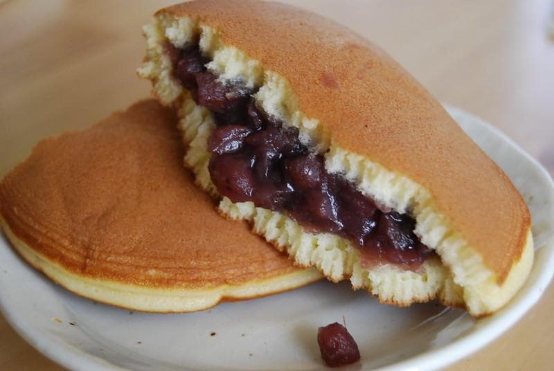 Dorayaki beneran ada di dunia nyata. Di Indonesia juga sudah banyak, lo. (Flickr/

dreamcat115)