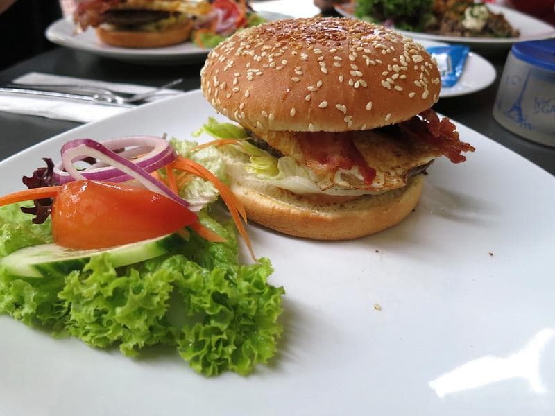 Krabby Patty di Spongebob Squrepants sebenarnya hanyalah burger biasa. (Flickr/Alper Çuğun)