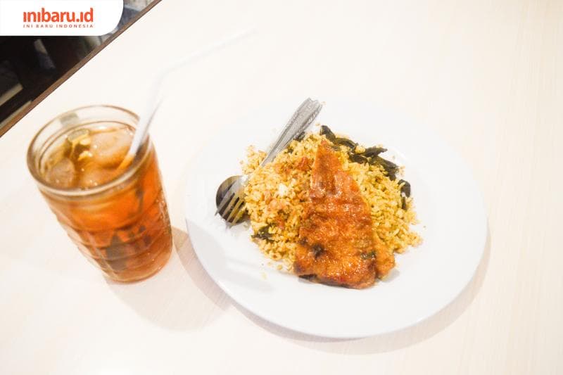 Satu porsi Nasi Goreng Padang Bangjo topping telur dan babat lengkap dengan satu gelas es teh manis. (Inibaru.id/ Kharisma Ghana Tawakal)