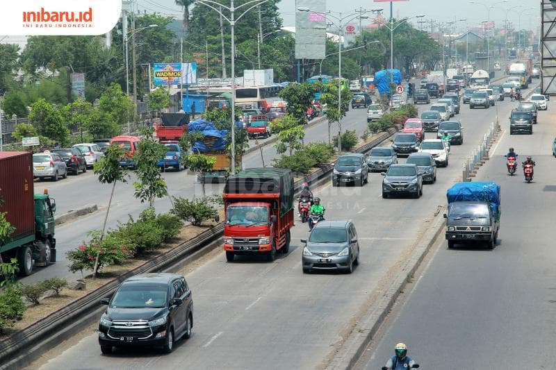 Jalan Anyer-Panarukan kini. Kabarnya dulu saat dibangun di masa Daendels, ada kerja paksa. Benar, nggak sih? (Inibaru.id/Triawanda Tirta Aditya)