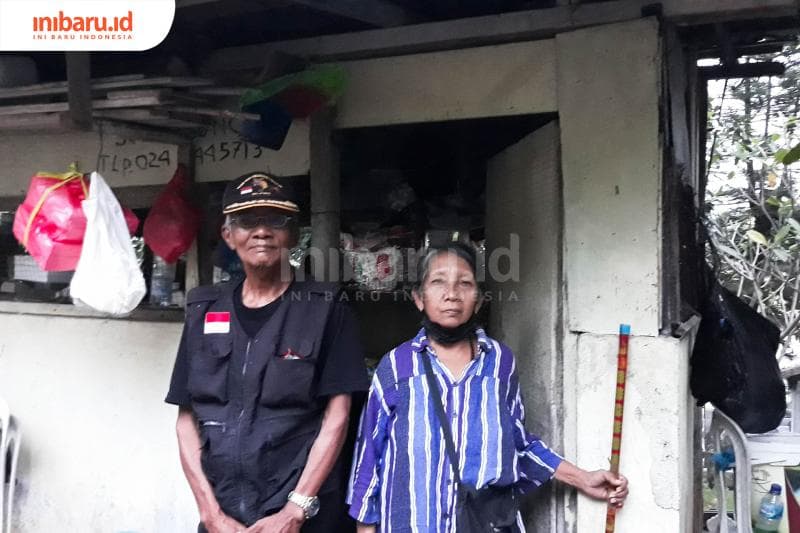 Antonius Mukri dan istrinya Alis Sri Jumiati pasangan suami istri juru kunci Makam Bergota. (Inibaru.id/Kharisma Ghana Tawakal)