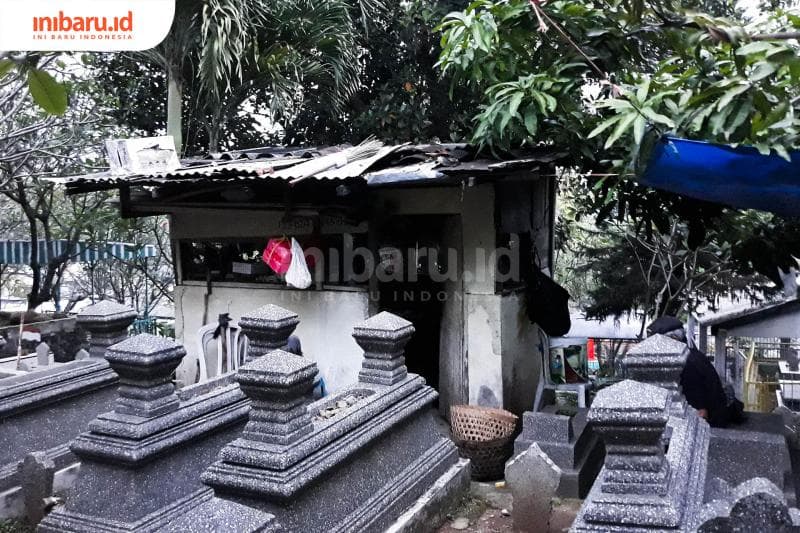 Gubuk kecil Antonius Mukri dan sang istri di kala beristirahat setelah melakukan kewajiban sebagai juru kunci. (Inibaru.id/Kharisma Ghana Tawakal)