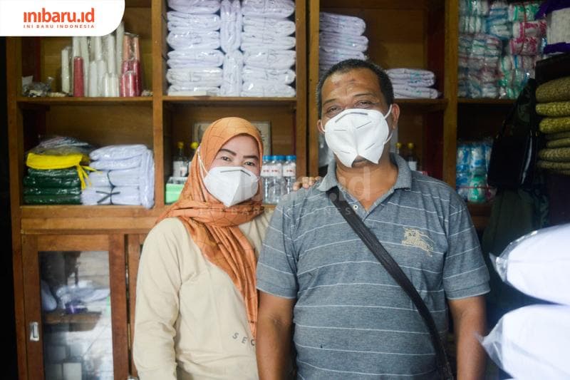 Endang dan Winarno, pasangan istri-suami penjual nisan, peti mati, dan segala perlengkapan jenazah di area Makam Bergota. (Inibaru.di/Kharisma Ghana Tawakal)