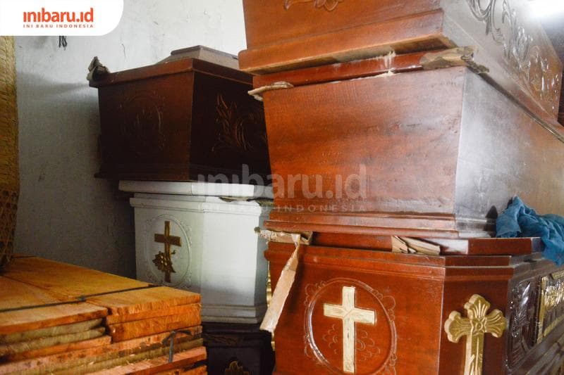 Berbagai macam peti mati yang di jual di toko milik Winarno. (Inibaru.di/Kharisma Ghana Tawakal)