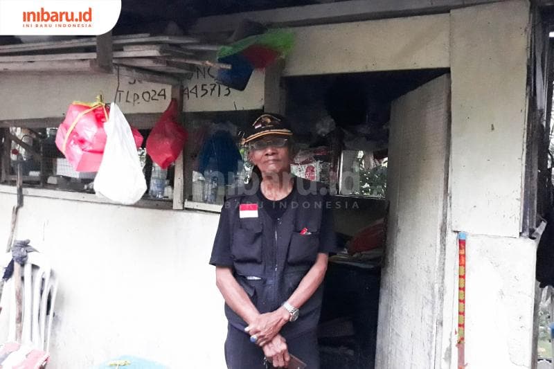 Antonius Mukri, seorang lelaki yang setiap hari berprofesi menjadi juru kunci bersama sang istri di Makam Bergota.&nbsp;(Inibaru.id/Kharisma Ghana Tawakal)