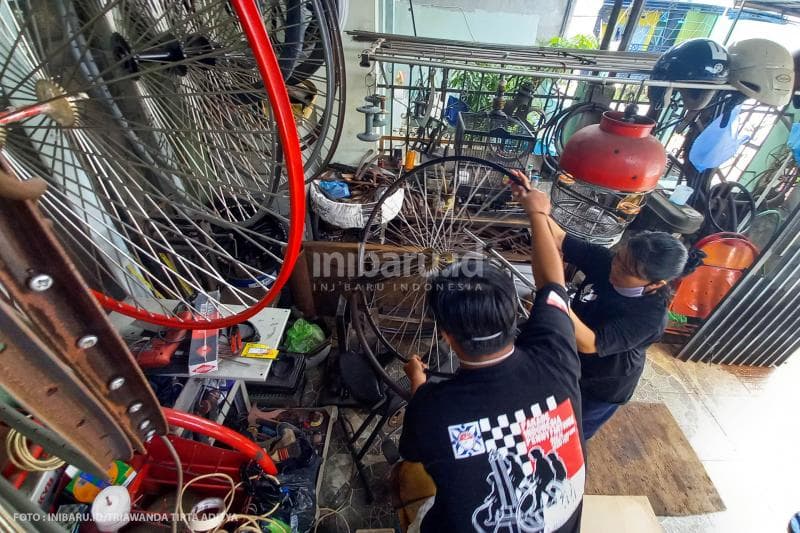 Istri Daronjin juga sesekali membantu proses pembuatan sepeda.<br>
