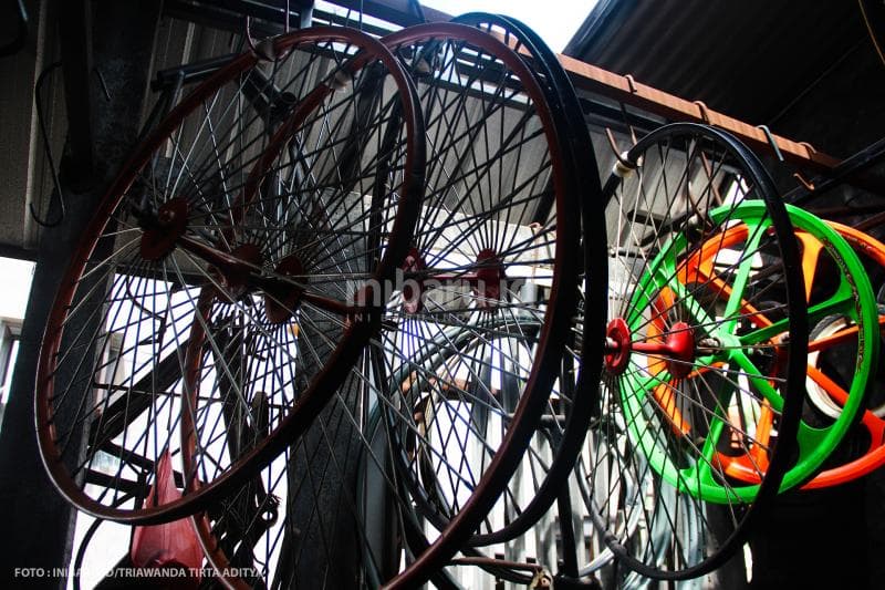 Berbagai ban dari sepeda Penny Farthing.<br>