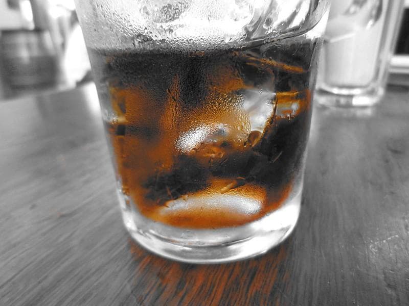 Minum soda berlebihan buruk bagi kesehatan. (Flickr/ reggie35)