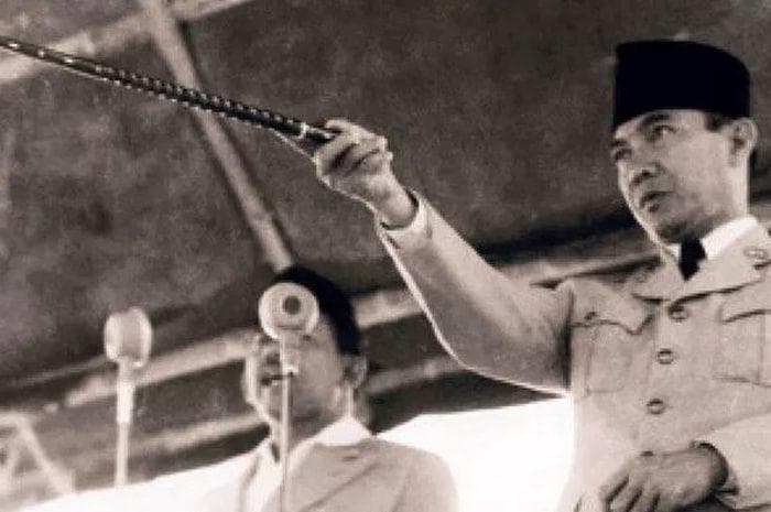 Bung Karno membawa tongkat komando. (Sosok.ID)