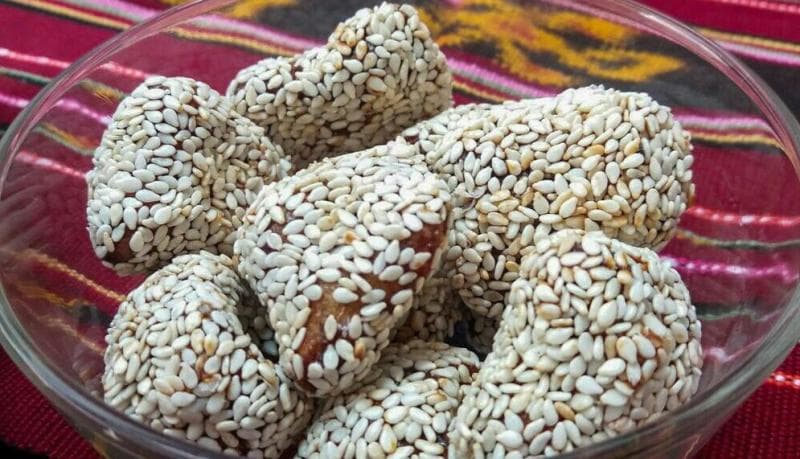 Manco berbentuk segitiga bertabur wijen. (Shopee)