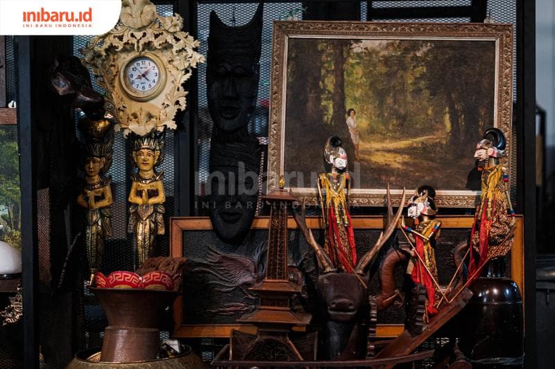 Jenis barang antik yang banyak digemari pelanggan pria yang sudah "berumur". (Inibaru.id/Bayu N)