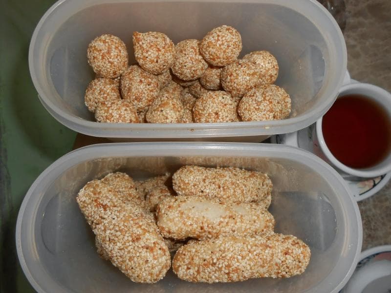 Kue manco bersanding dengan teh, boleh juga! (Langgamlangitsore.blogspot)