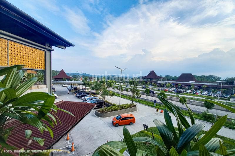 Rest Area ini punya lahan parkir yang sangat luas.<br>