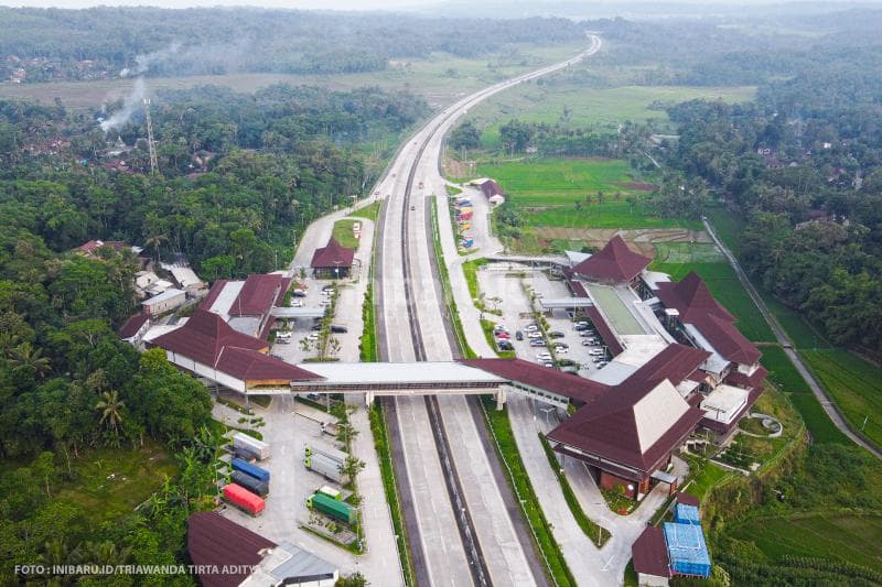 Landskap Rest Area Pendopo yang diapit hutan dan sawah.<br>