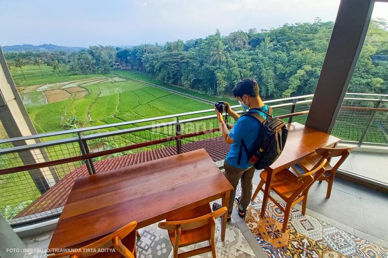 Kamu bisa bersantai sambil memandangi hamparan sawah.<br>