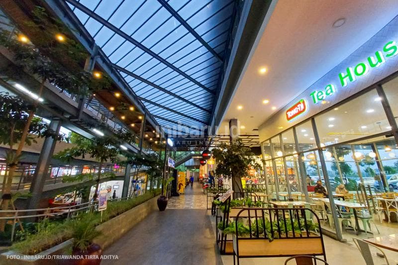 Interior lantai satu juga dibuat mirip dengan mal.<br>