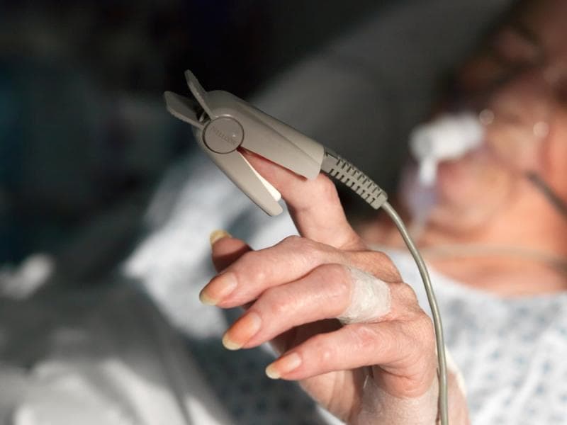 Mengenal Proning, Cara Meningkatkan Saturasi Oksigen saat Isoman di Rumah