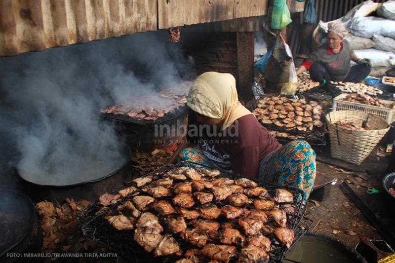 Suasana di dalam rumah pengasapan ikan<br>