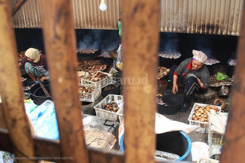 Proses pemanggangan ikan.<br>