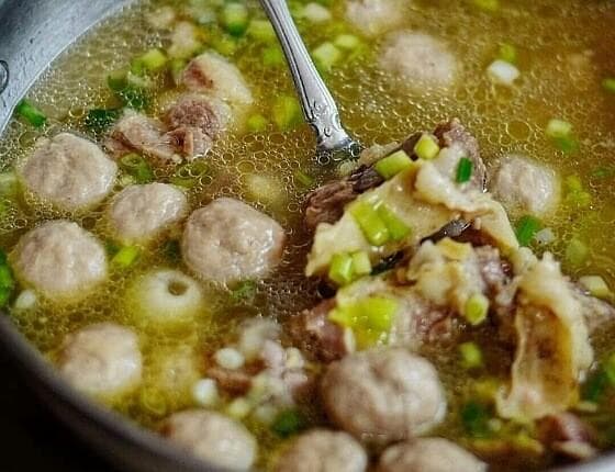 Bakso berlemak nggak baik untuk pasien isoman Covid-19. (via iNews)