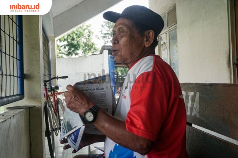 Parimin atau yang lebih akrab disapa "Mbah Kancil" menjadi saksi sejarah Stadion Citarum. (Inibaru.id/ Audrian F)<br>