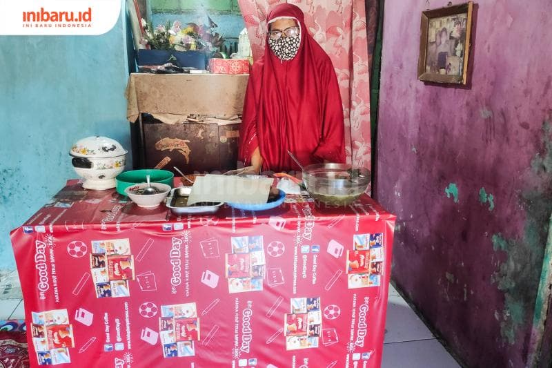 Solifah, sosok ramah nan sederhana yang empat tahun ini mengelola warung makan berharga miring seorang diri. (Inibaru.id/ Bayu N)