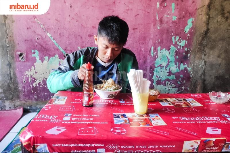 Pelanggan utama Solifah adalah karyawan pabrik, pekerja lapangan seperti ojol, dan juga anak-anak kos di sekitarnya. (Inibaru.id/ Bayu N)