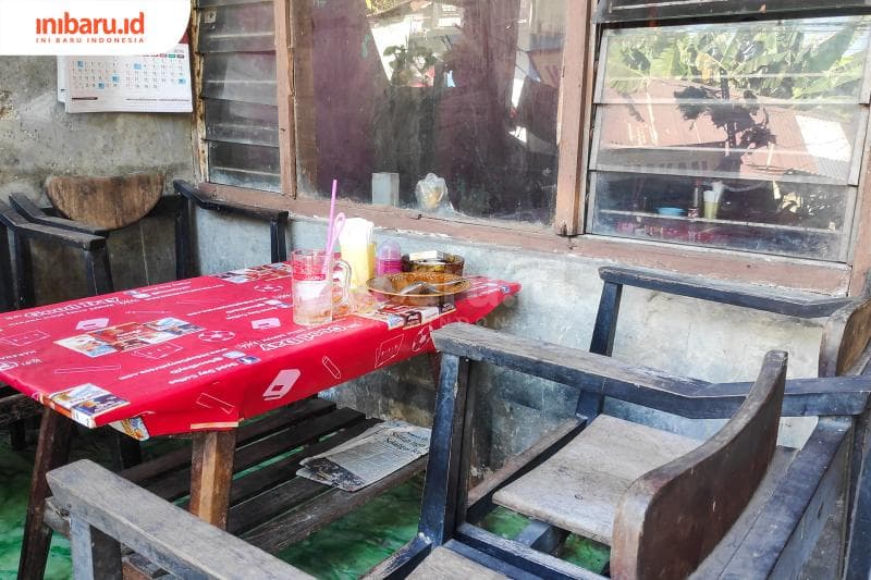 Meski kecil dan sederhana, warung makan ini sudah lama menjadi penolong karyawan pabrik dan anak kos di sekitarnya. (Inibaru.id/Bayu N)