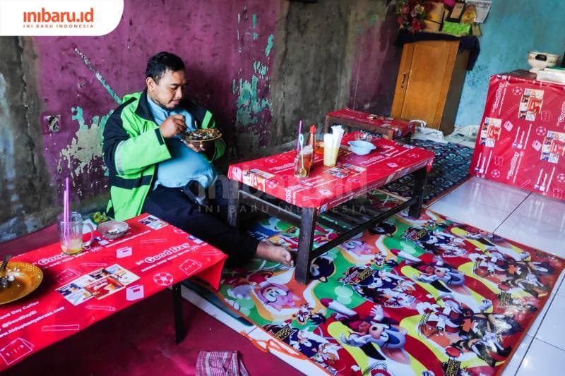 Semenjak viral, kini warung Solifah kerap didatangi berbagai kalangan, meski kebanyakan adalah pekerja lapangan. (Inibaru.id/ Bayu N)