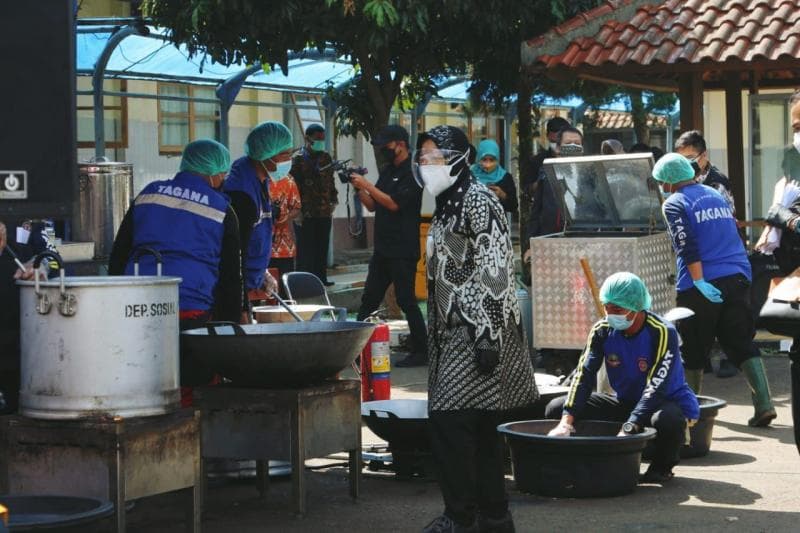 Risma saat meninjau dapur umum di BRPSDNS Wyata Guna Kota Bandung. Di sana, dia mengancam PNS dipindahkan ke Papua. (Pikiran-rakyat/Dok. Kemensos)