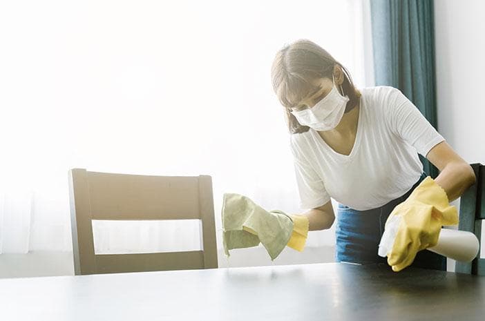 Pastikan kamu menggunakan masker, sarung tangan, dan kalau perlu kacamata google ketika membersihkan ruangan. (via Halodoc)