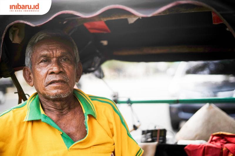 Meski sudah sepuh, Ayub belum mau berhenti dari profesinya sebagai tukang becak. (Inibaru.id/ Bayu N)