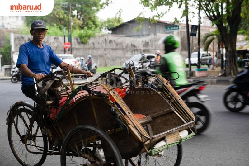 Beberapa tukang becak masih mengkambinghitamkan ojek online atas menurunnya penumpang. (Inibaru.id/ Bayu N)