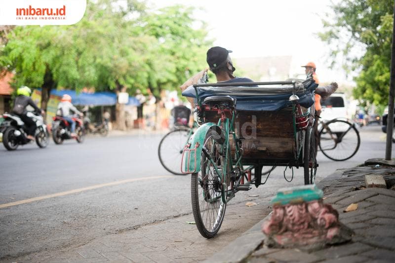 Bermodalkan doa dan usaha, para tukang becak nggak akan berhenti mengayuh becaknya selama masih kuat. (Inibaru.id/ Bayu N)
