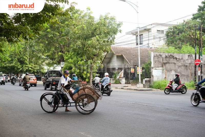 Kebanyakan tukang becak sudah merasa akrab sekali dengan becaknya. (Inibaru.id/ Bayu N)