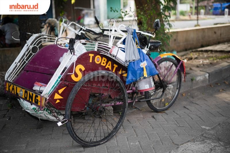 Seonggok becak tanpa pemiliknya kerap terlihat di tepi jalan. (Inibaru.id/ Bayu N)