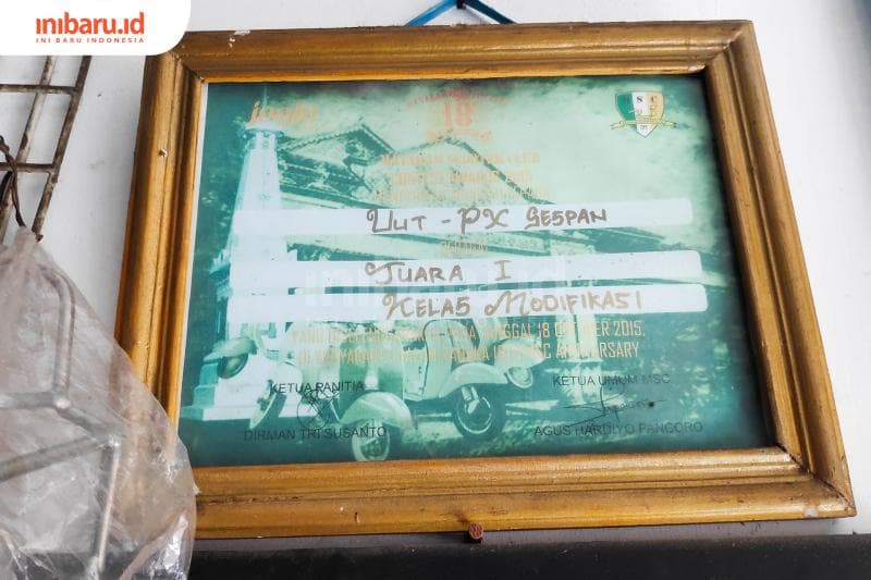 Salah satu penghargaan kontes modifikasi yang dimenangkan Artha. (Inibaru.id/ Bayu N)