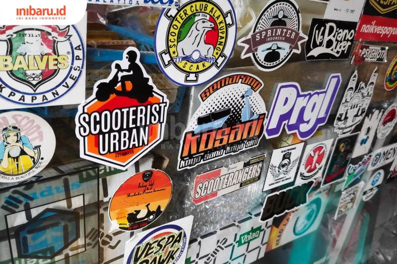 Jangan heran kalau para pecinta vespa punya banyak stiker seperti ini, karena relasi mereka biasanya luas. (Inibaru.id/Bayu N)