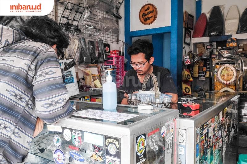 Selain tempat jual beli onderdil vespa, toko Art Classico juga biasa digunakan untuk bercengkrama perihal vespa. (Inibaru.id/ Bayu N)
